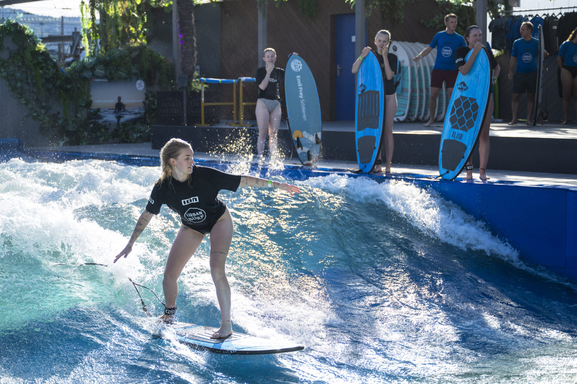 Junge Talente surfen in ihre Zukunft 3 439594 future in tourism – „surf talk im urban surf zuerich 10
